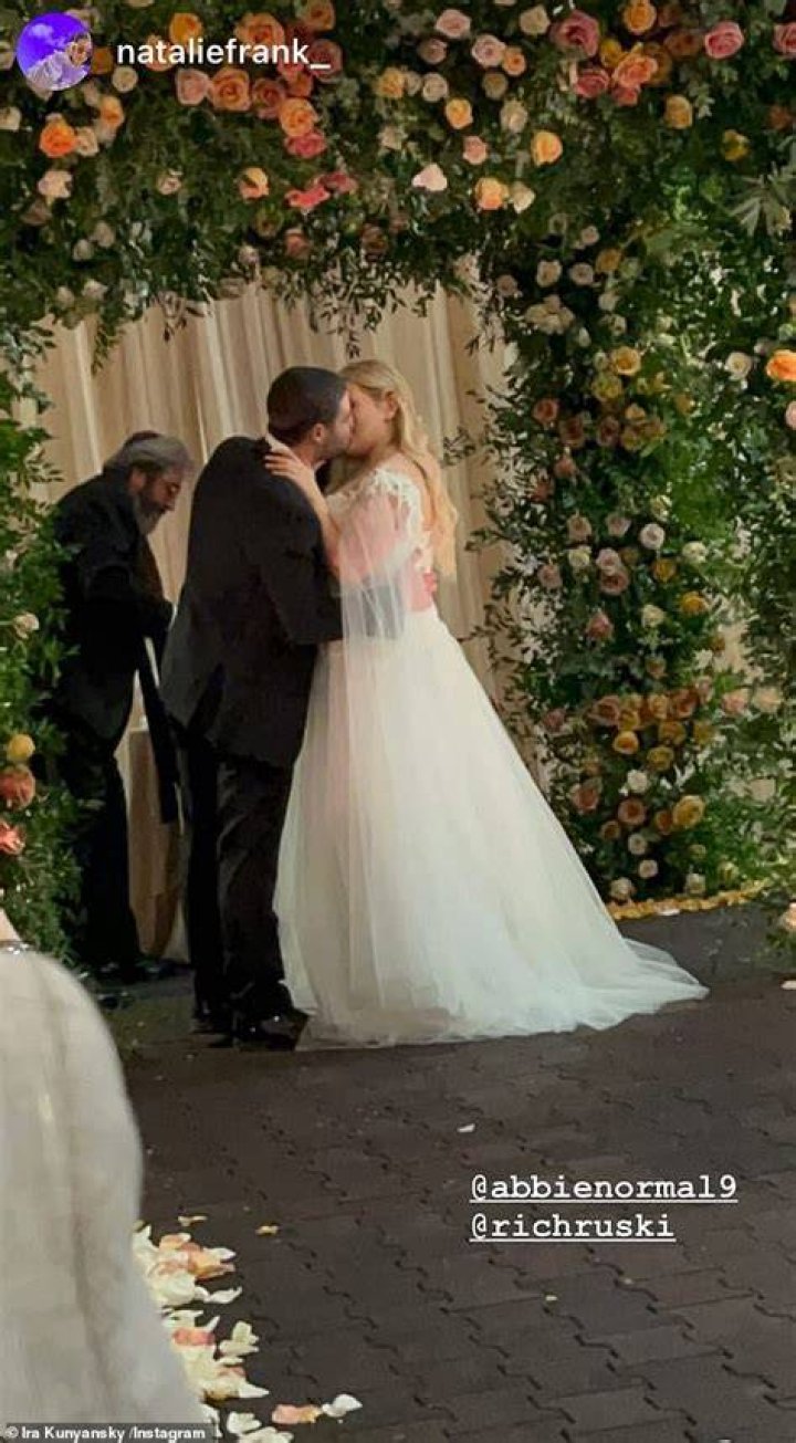 
Abigail Breslin Got Married To Her Long-Time Boyfriend Ira Kunyanksy 