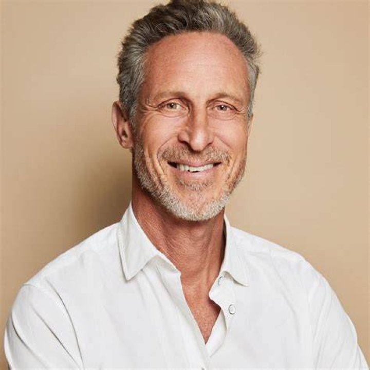 Dr. Mark Hyman Height, Weight, Net Worth, Age, Birthday, Wikipedia, Who, Nationality, Biography