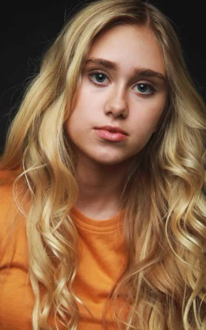 
Emily Skinner Height, Weight, Net Worth, Age, Birthday, Wikipedia, Who, Nationality, Biography 