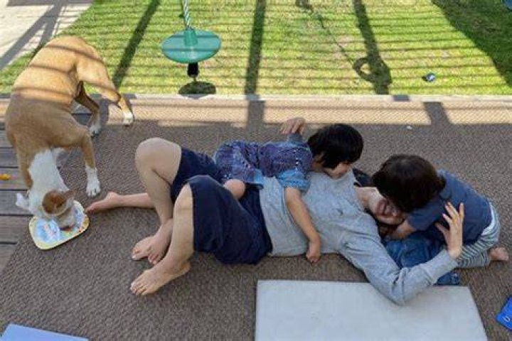 
Inside Louis Ozawa and Wife’s Family Life With Children and Parents 