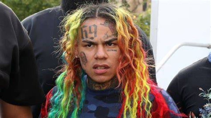 
Is 6ix9ine is Married to Wife? Or Dating a Girlfriend? 