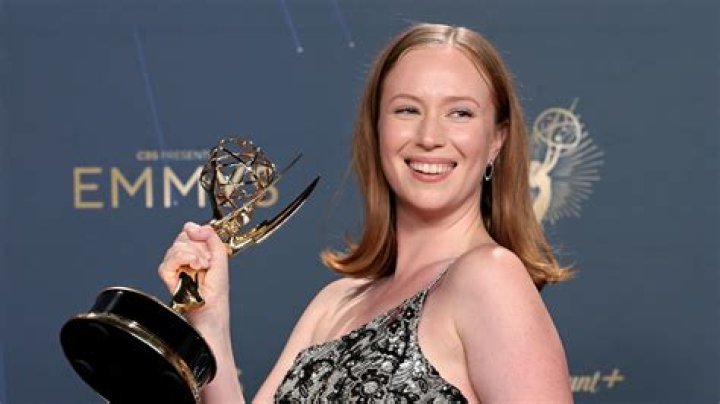 
Is Hannah Einbinder Gay? Age, Height, Net Worth 