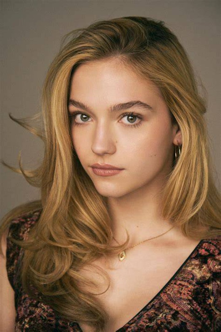 
Jayden Bartels Height, Famous American Model Towers Over Co-star Annie LeBlanc 