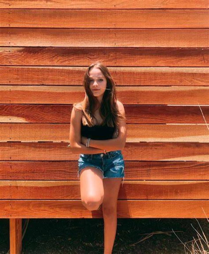 
Lily LaBrant Height, Weight, Net Worth, Age, Birthday, Wikipedia, Who, Nationality, Biography 