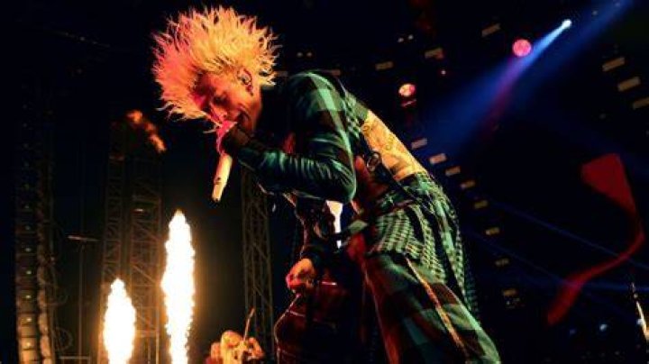 
Machine Gun Kelly Gets Electrocuted at Pre-Super Bowl Party Performance 