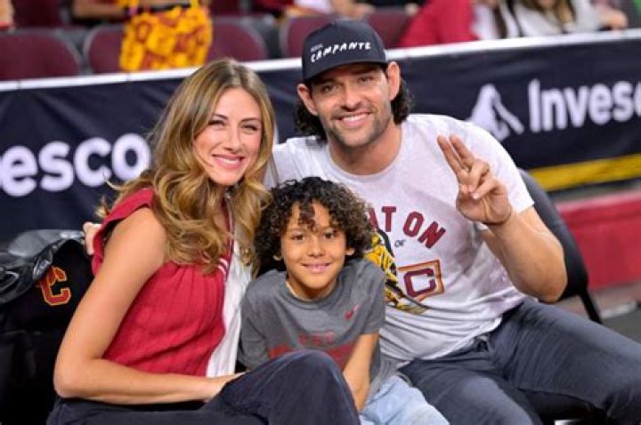 
Perry Mattfeld Parents and Family Are Her Everyday Inspiration 