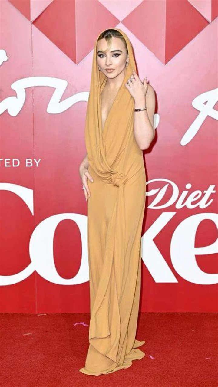 
Sabrina Carpenter Jokes Her Cat ‘Has Expensive Taste’ After Snacking on Her 2022 AMAs Gown 