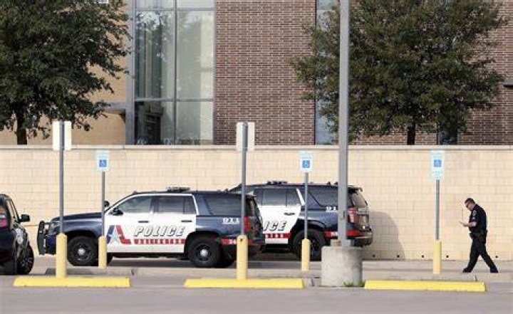 
Student killed, another injured in shooting outside Texas high school 