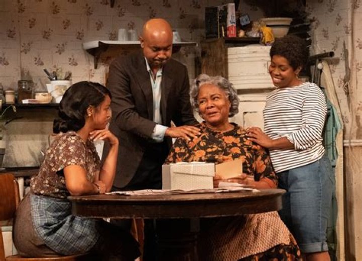 Who Is S Epatha Merkerson Son? Family And Partner Revealed